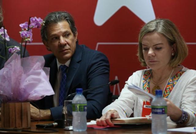 "Sem drama": Gleisi diz que Lula protegeu Haddad ao prever descumprimento da meta fiscal