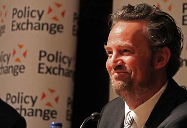 Família de Matthew Perry vai à casa do ator e lamenta morte