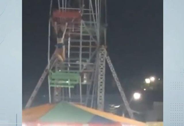 Adolescente fica pendurada e cai de roda-gigante em parque