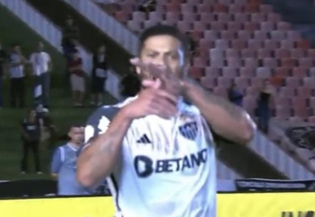 Hulk faz gesto de roubo e afirma: "Mais um mês e vou embora"