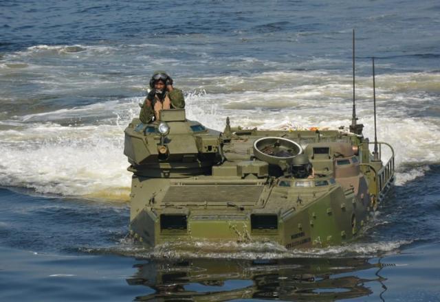 Fuzileiros chegam ao Porto de Santos para combater o tráfico de drogas e de armas; veja imagens