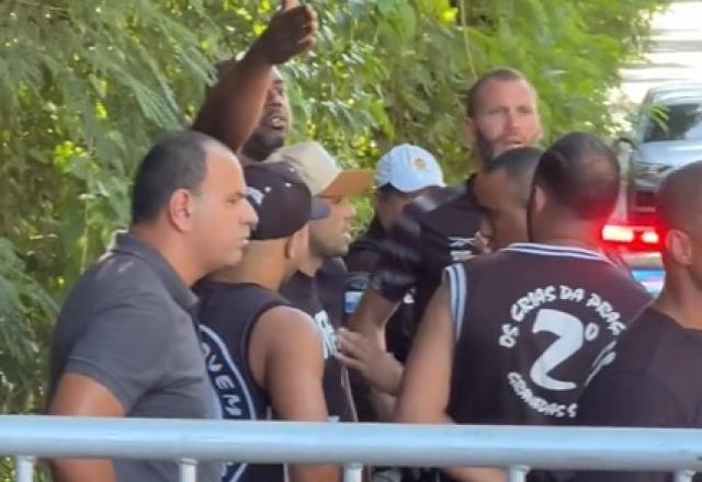 Vídeo! Torcida do Botafogo protesta no CT; Marçal e Carli param para conversar