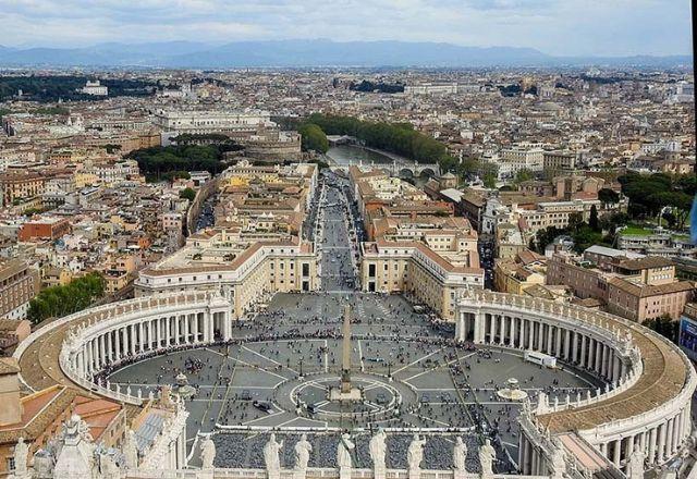 Em resposta a bispo do Brasil, Vaticano diz que transgêneros podem ser batizados