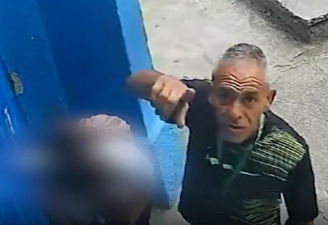 Homem é flagrado assediando adolescente em porta de escola