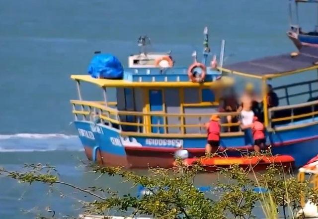 Flagra: Suspeitos de assalto pulam no mar e tentam escapar nadando