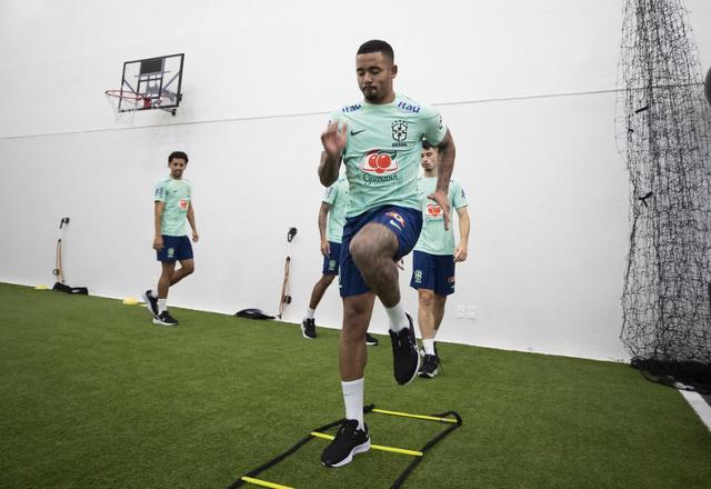 Lesionado, Gabriel Jesus não viaja à Colômbia e segue tratamento com a Seleção