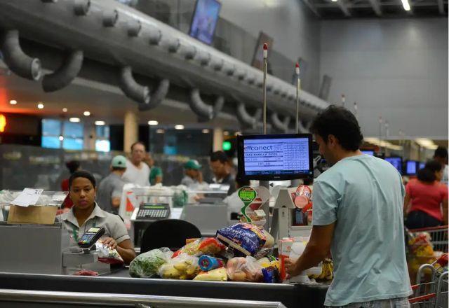 Trabalho no comércio aos feriados precisa de convenção coletiva, define governo