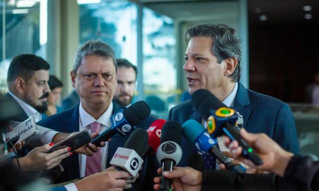 Bolsonaro reclama de foto de Tarcísio com Haddad e diz que "não está tudo certo" na relação