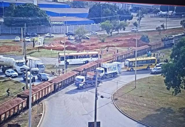 Trem de carga bate em ônibus no DF; pelo menos uma pessoa morreu