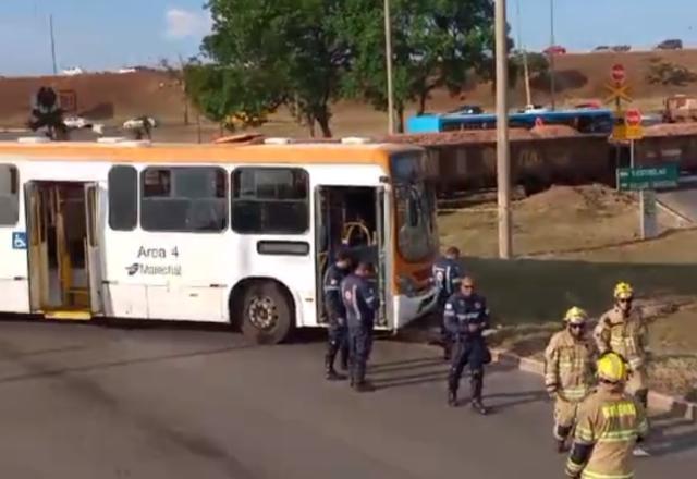 Mulher morre após ser lançada para fora de ônibus em colisão com trem no DF