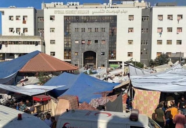 Médicos, pacientes e refugiados deixam o hospital Al-Shifa, em Gaza