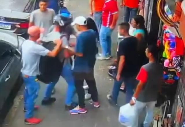 Câmeras flagram roubos no entorno da Rua 25 de Março, em São Paulo