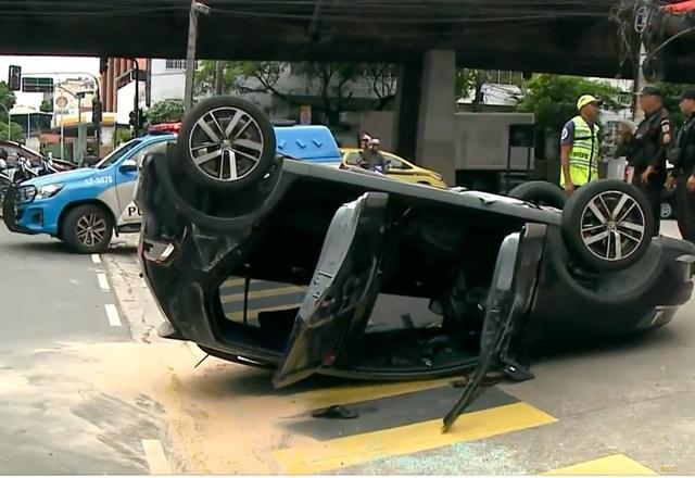 RJ: Carro de criminosos em fuga capota com granada dentro