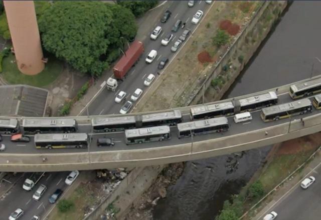 SP: paralisação de motoristas de ônibus afeta terminais e trânsito