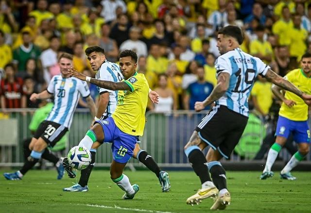 Brasil perde para Argentina e atinge terceira derrota seguida nas Eliminatórias