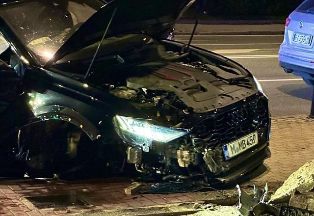 Balotelli bate carro contra muro, sai ileso e não faz bafômetro