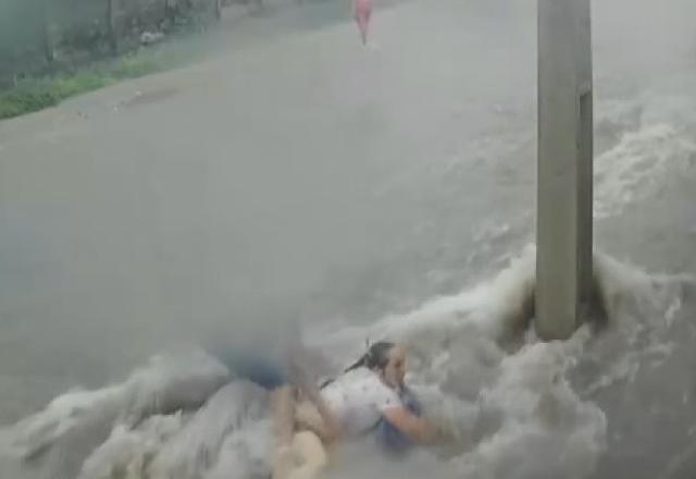 Vídeo mostra mãe e filho sendo arrastados por enxurrada em Minas Gerais