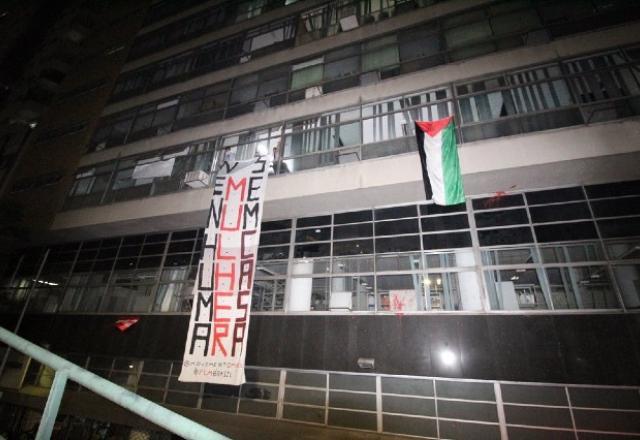 Manifestantes ocupam prédio do Ministério da Saúde em São Paulo