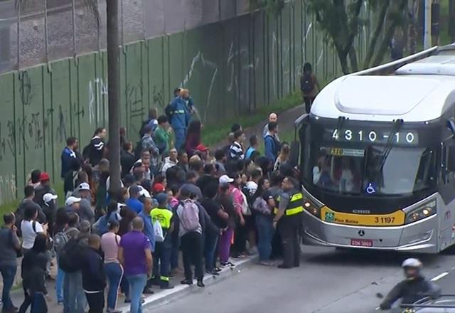 Prefeito de SP diz que ônibus a mais não "fazem frente a esse problema todo"