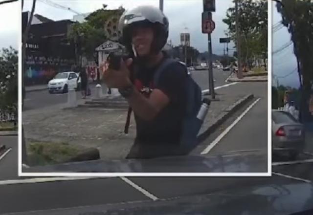 RJ: Casal de idosos fica desesperado durante assalto em semáforo