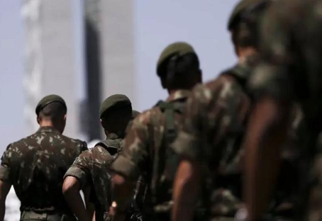 PEC que restringe candidatura de militares é aprovada em comissão e avança no Senado