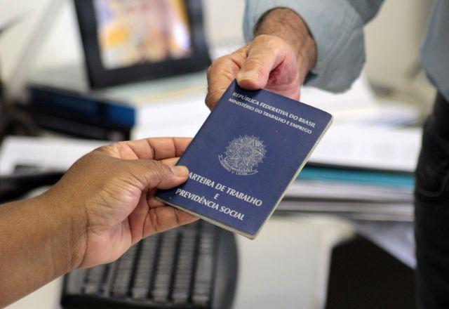 Taxa de desocupação cai e fecha trimestre encerrado em outubro em 7,6%