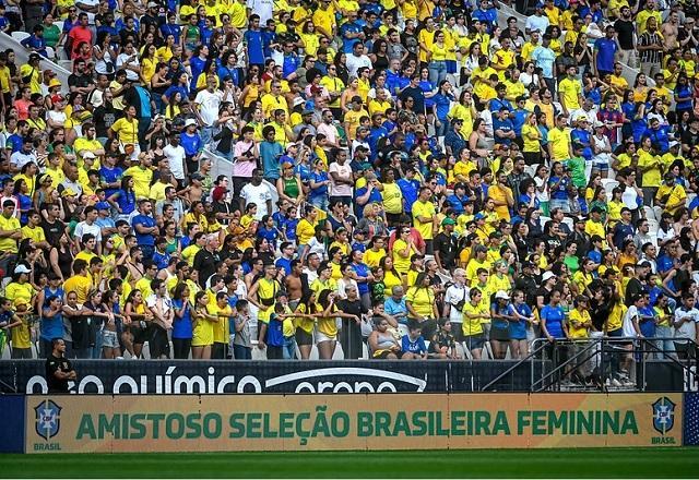 Torcedores são forçados a retirar camisas de times em jogo da Seleção feminina