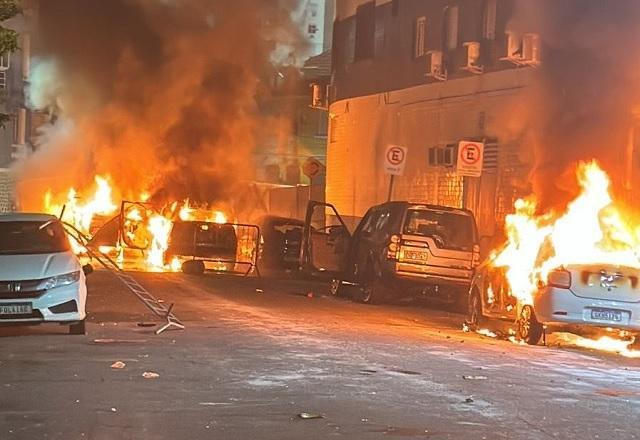 Carros são incendiados no entorno da Vila Belmiro após rebaixamento do Santos