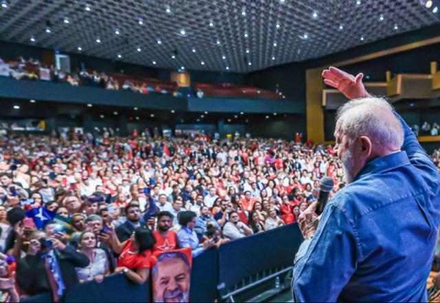 Conferência Eleitoral do PT tem discursos, carta pela "desbolsonarização do governo" e bandeira da Palestina