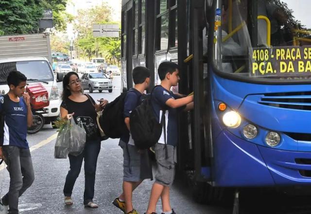 Volume de serviços recua 0,6% em outubro, diz IBGE