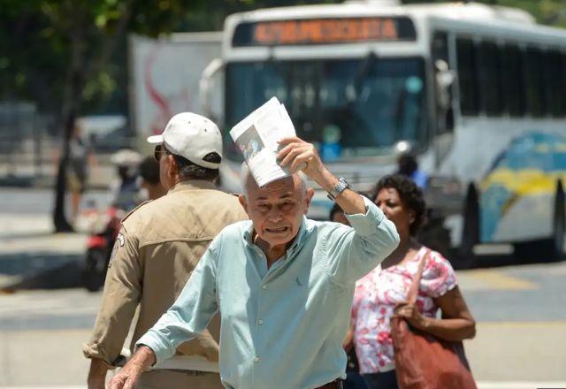 É possível economizar energia sem passar calor?