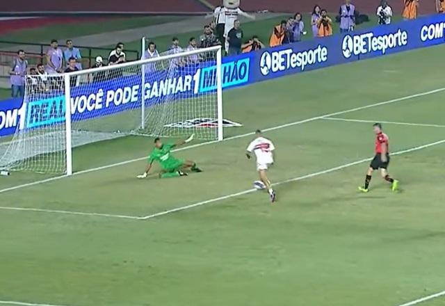 QUE GOLAÇO! Dodô tabela com Amoroso e coloca São Paulo na frente contra Milan