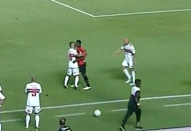 VÍDEO: Seedorf e Josué protagonizam momento de tensão em São Paulo x Milan