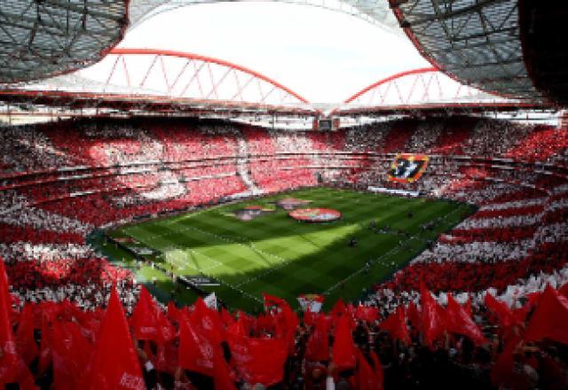 Torcedor é esfaqueado na arquibancada em jogo do Benfica