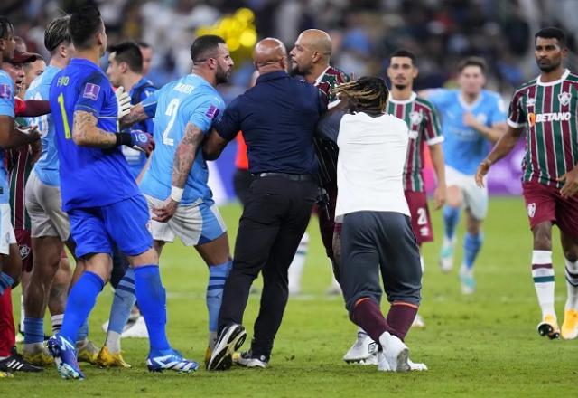 Walker brinca após defender Grealish de Felipe Melo: "Ninguém mexe!" 