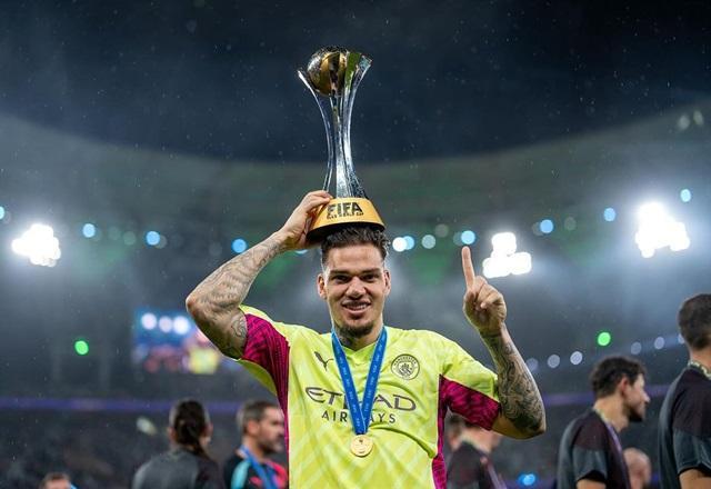 Ederson ganha prêmio de melhor goleiro do mundo em 2023 da IFFHS