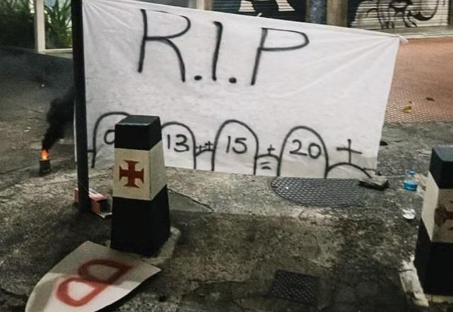 Torcida do Fluminense espalha faixas no Maracanã provocando Vasco