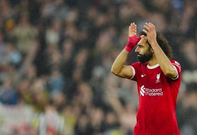 Torcedor é banido de estádios por três anos por racismo contra Salah