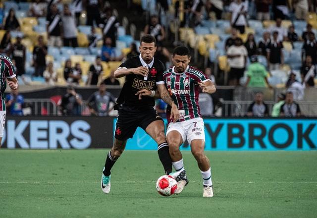 Vasco detona arbitragem de clássico contra Fluminense: "Espetáculo manchado"