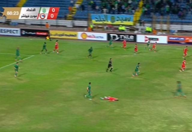 Jogador egípcio sofre parada cardíaca em campo e estado é grave; imagens fortes