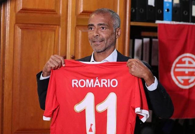 Romário explica possível volta aos gramados: "Realizar o sonho de jogar com meu filho"