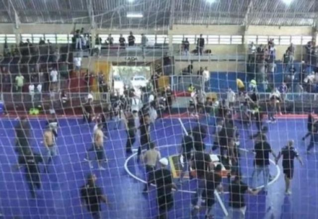 Final do futsal sub-18 entre Palmeiras x Corinthians termina em briga generalizada