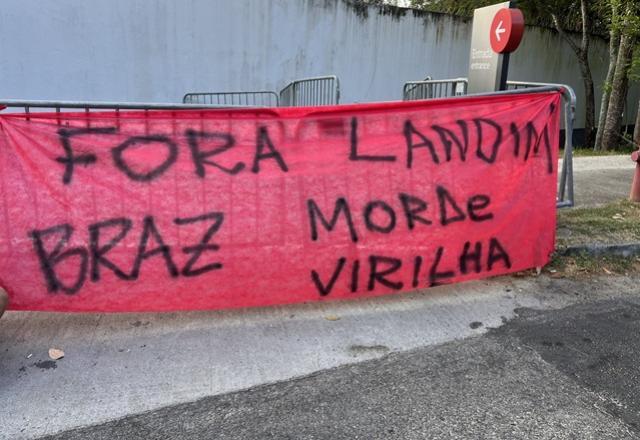 Torcida do Flamengo protesta no CT Ninho do Urubu: "Fora Landim"