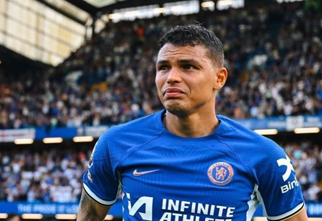 Thiago Silva se emociona ao receber homenagens em despedida do Chelsea