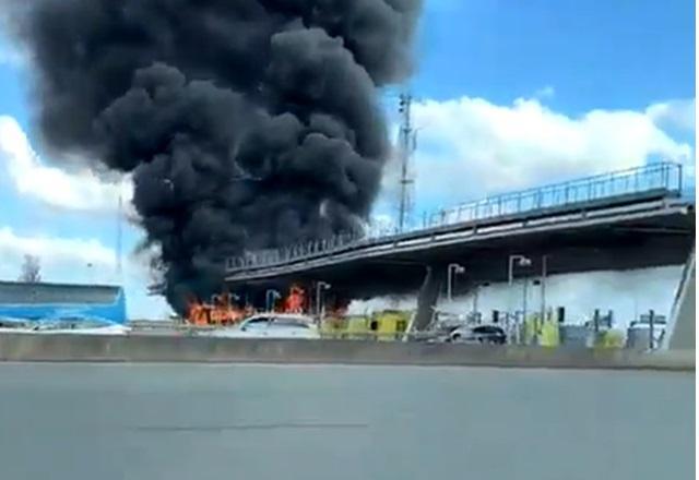 Confronto entre torcidas de Lyon e PSG tem ônibus incendiado e 20 feridos