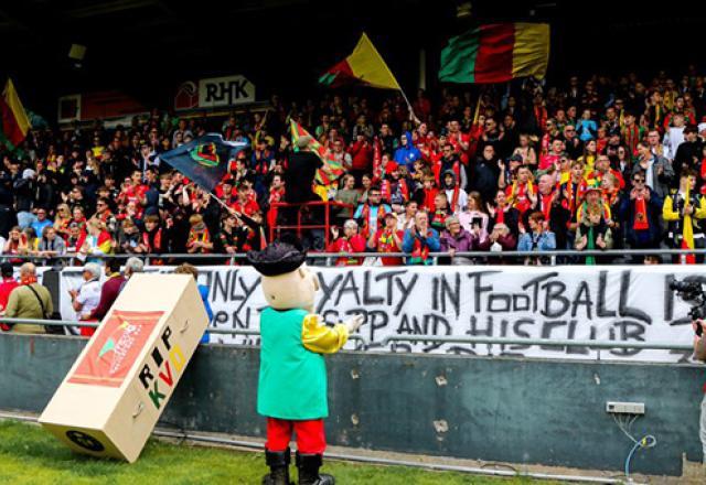 Clube belga vai à falência e faz 'funeral' no estádio com caixões