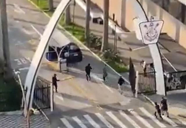 Corinthians repudia protesto de torcida: "Ato não foi pacífico"