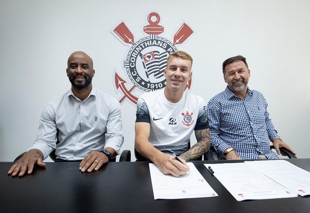 Corinthians anuncia contratação do volante Charles