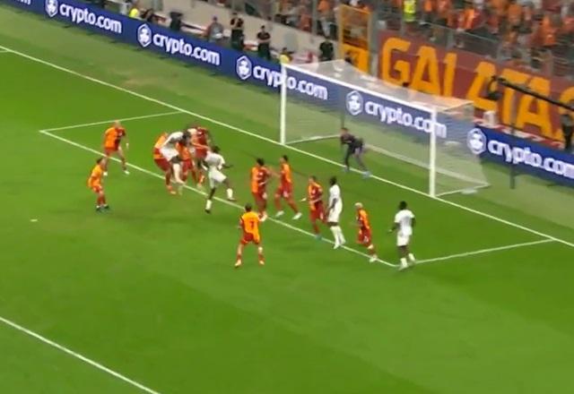 Ganvoula sobe mais alto que a zaga do Galatasaray e cabeceia, mas para na trave